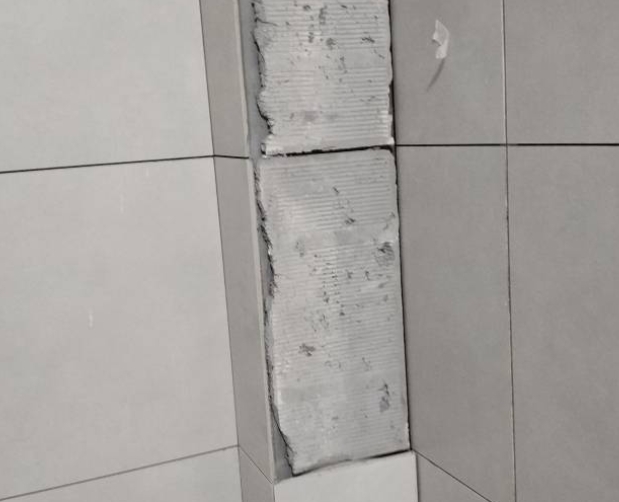 长阳瓷砖空鼓维修公司分享下瓷砖施工前基层浇水润湿程度不足，可能导致以下问题